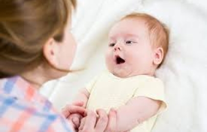 Trẻ sơ sinh 9 tuần tuổi phát triển như thế nào?