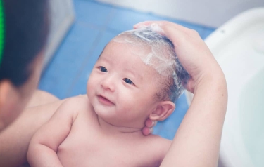Khóa học tắm bé sơ sinh