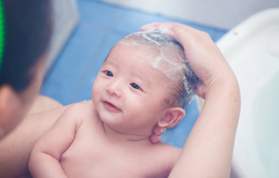 Tắm bé sau sinh tại nhà