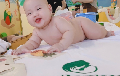 Chăm sóc em bé sau sinh mổ tại nhà